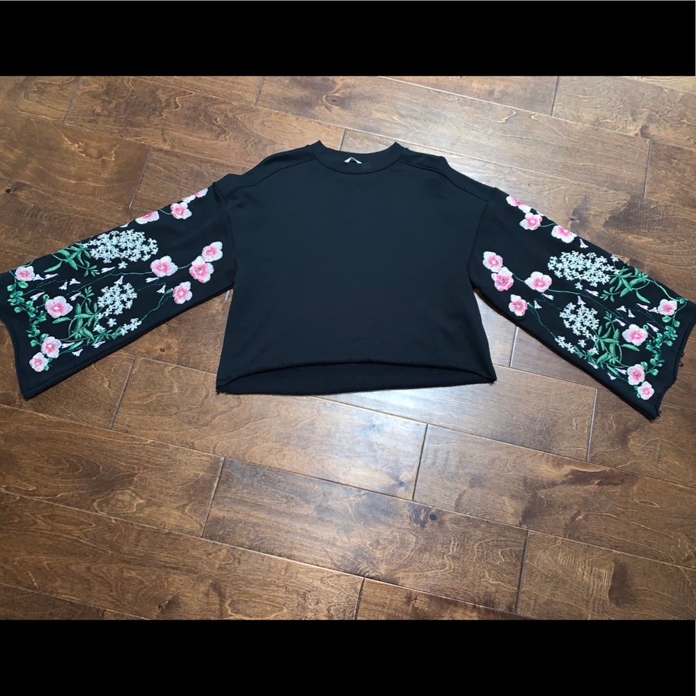 H&M Cropped Embroidered Sleeve Sweatshirt